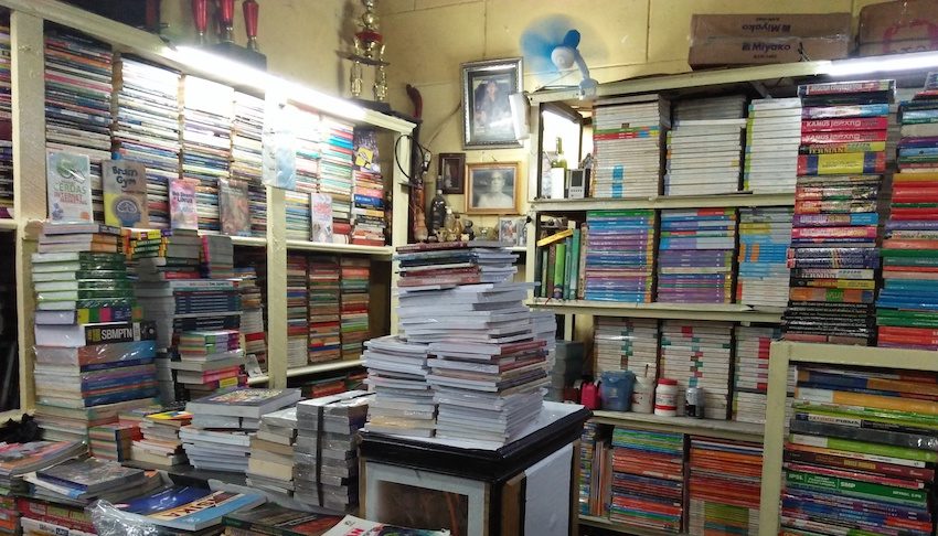 Titi Gantung Satria Buku - Toko Buku di Medan